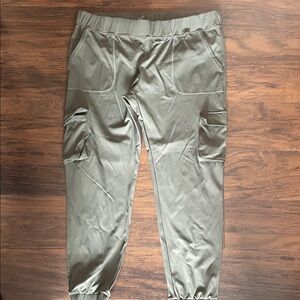 Women’s Peak Olive Cargo Pants Zyia